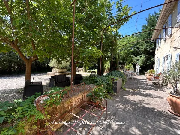 Maison 10 pièces 243 m²