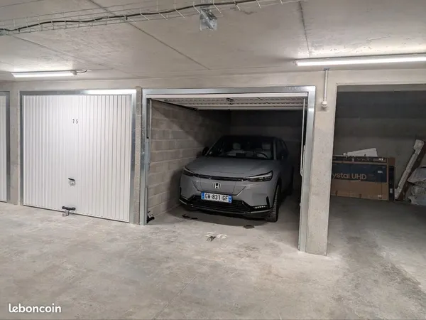 Location garage fermé en sous-sol sécurisé proche de la douane