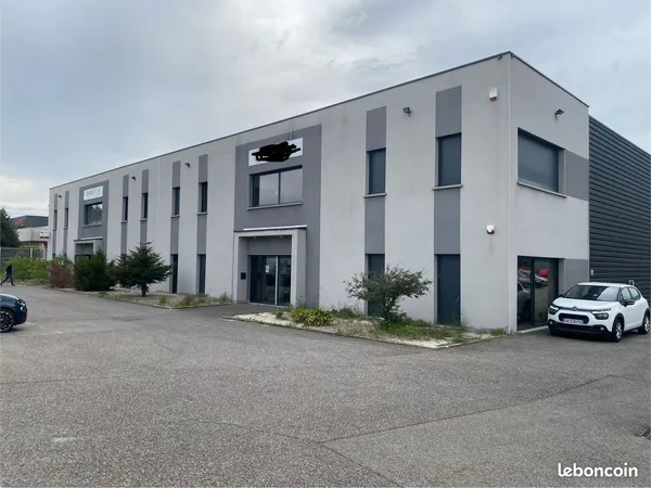 Entrepot atelier bureaux 500 m2
