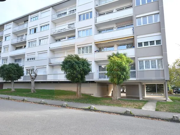 Appartement 3 pièces de 79.62 m², cave et parking extérieur