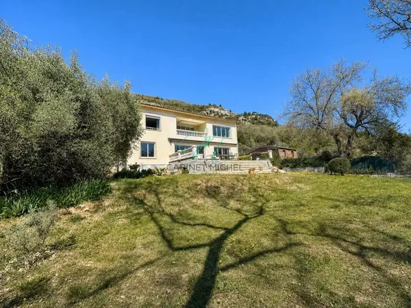 LE BAR SUR LOUP : proche du village