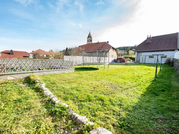 MAISON AUX LONGEVILLES MONT D OR : 213 m2 + combles aménageables sur 1023 m2 de terrain.