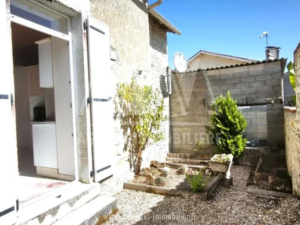 Aigre - maison de ville - 2 chambres - jardin et cave