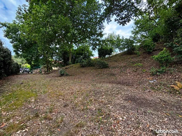 Terrain constructible arboré d'environ 450 m²