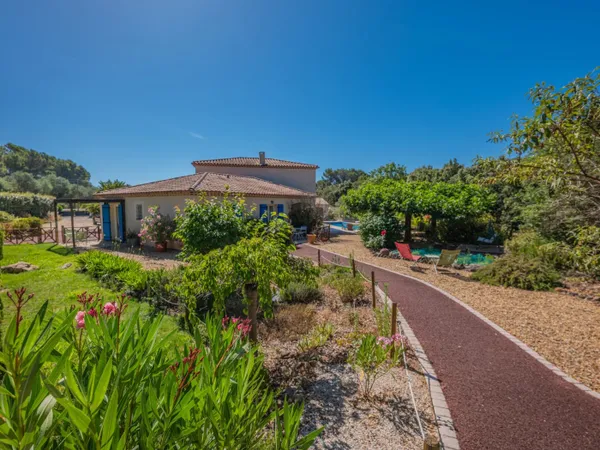 Lorgues, maison six suites avec jardin bucolique