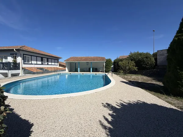 Appartement T3 bis traversant en rez-de-jardin avec piscine