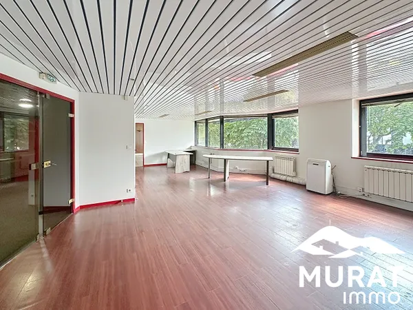 Local professionnel 151 m²
