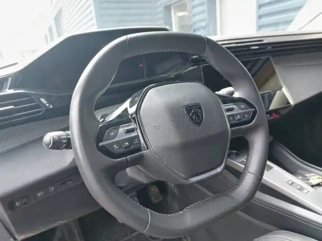 Peugeot 308 phev 180 e-eat8 — photo 9