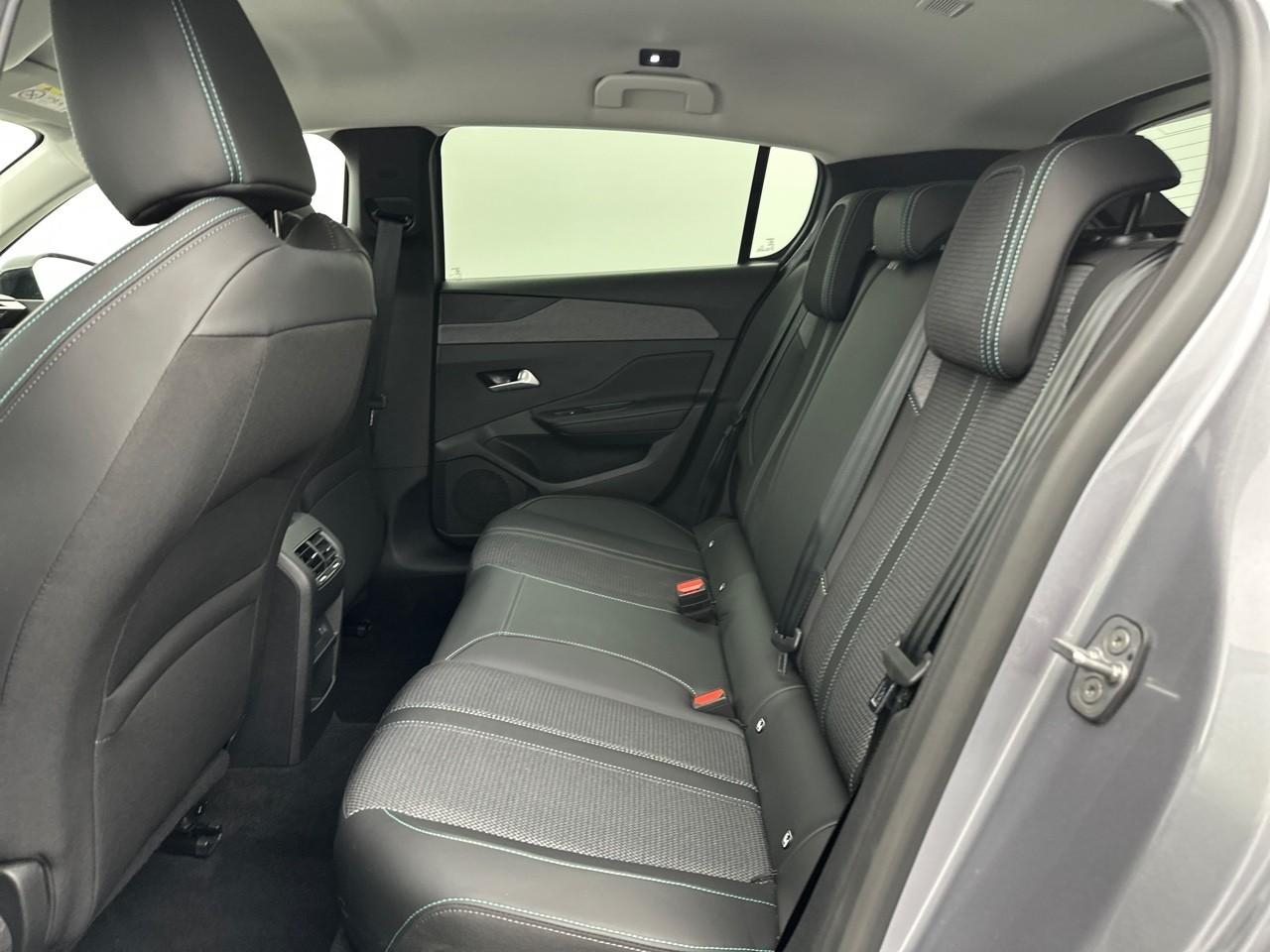 Peugeot 308 hybrid 145 e-dcs6 allure — photo 11