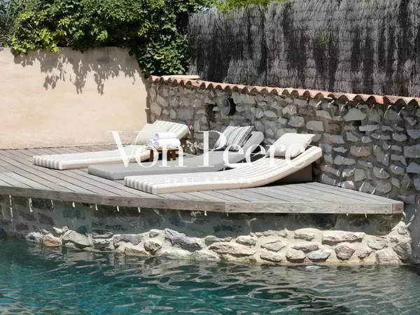 Proche Avignon. Maison de village avec gites, piscine et jardin