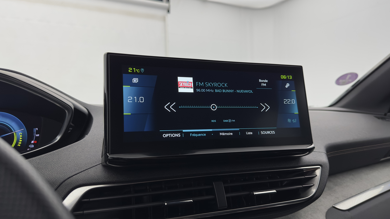 Peugeot 3008 Hybrid 225 e-EAT8 — photo 21