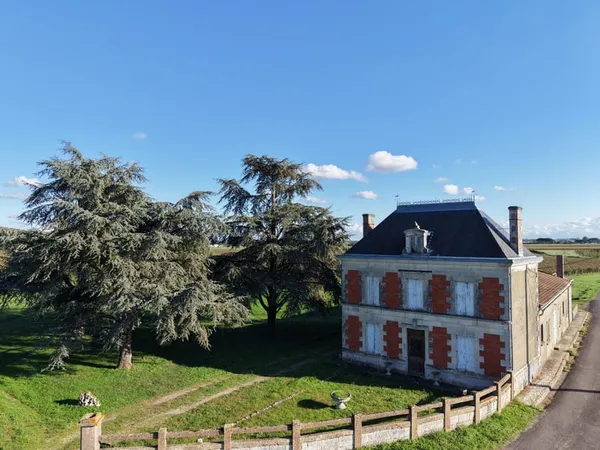 Propriété de caractère de 300 m² isolée de voisins