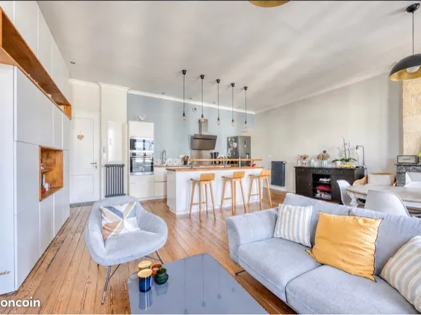 Appartement 3 pièces de 72,2 m² - Vue sur la place Amédée Larrieu - Saint-Genès