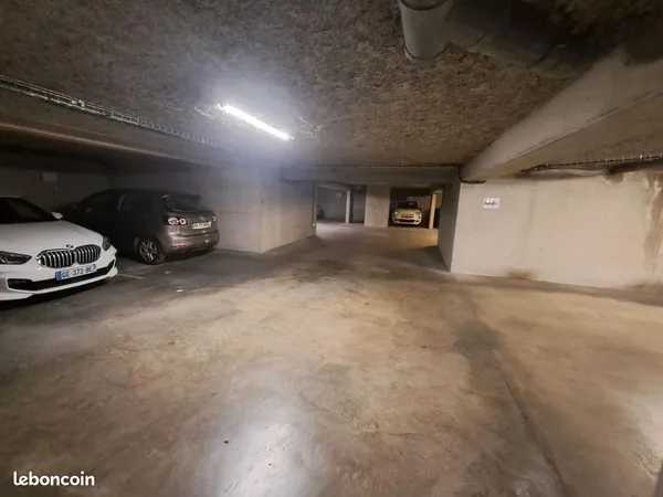 Location parking moto Antigone