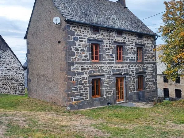 Maison en pierres avec toit en lauze