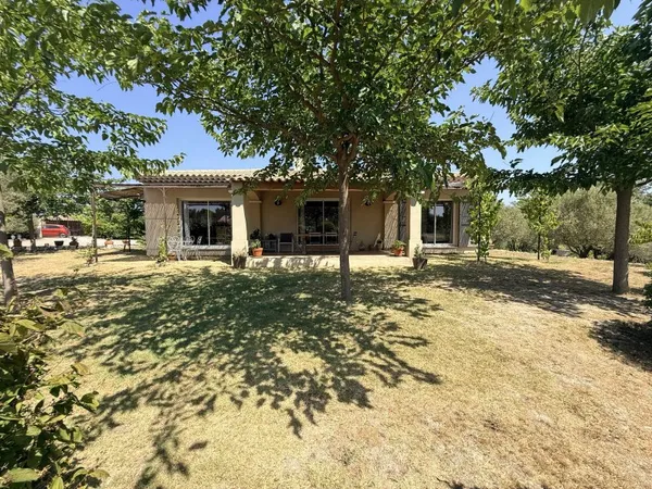 Maison récente de 128 m², composée de 5 pièces, sur un terrain de 2922m2