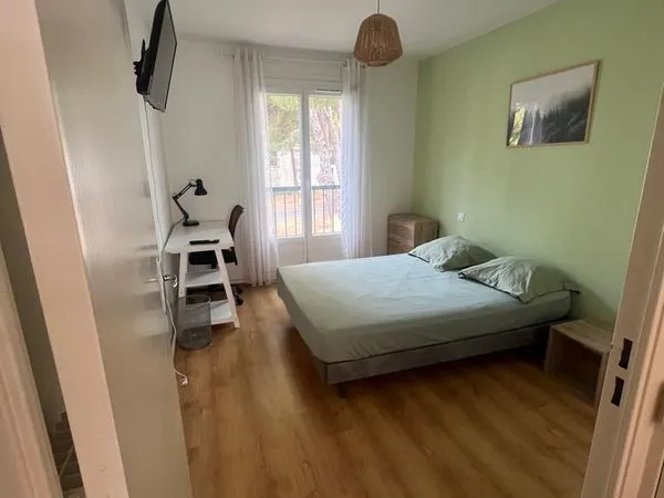 À louer à Perpignan, Moulin à Vent : T4 meublé et rénové de 82 m², 3 chambres, salon, 2e étage, DPE 