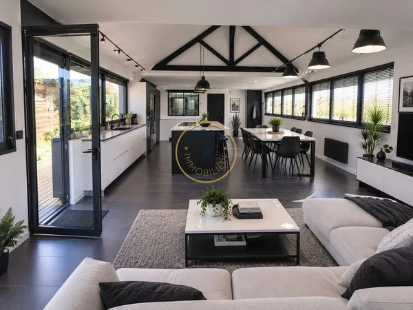LOFT avec grande terrasse et double garage.