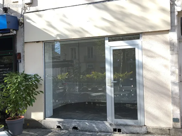 LOCAL Vitrine Parthenay plein Centre
