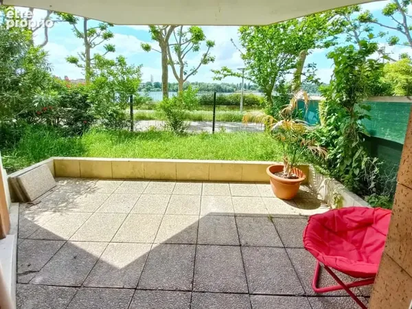RARE : 3 pièces en front de lac avec terrasse et jardinet.