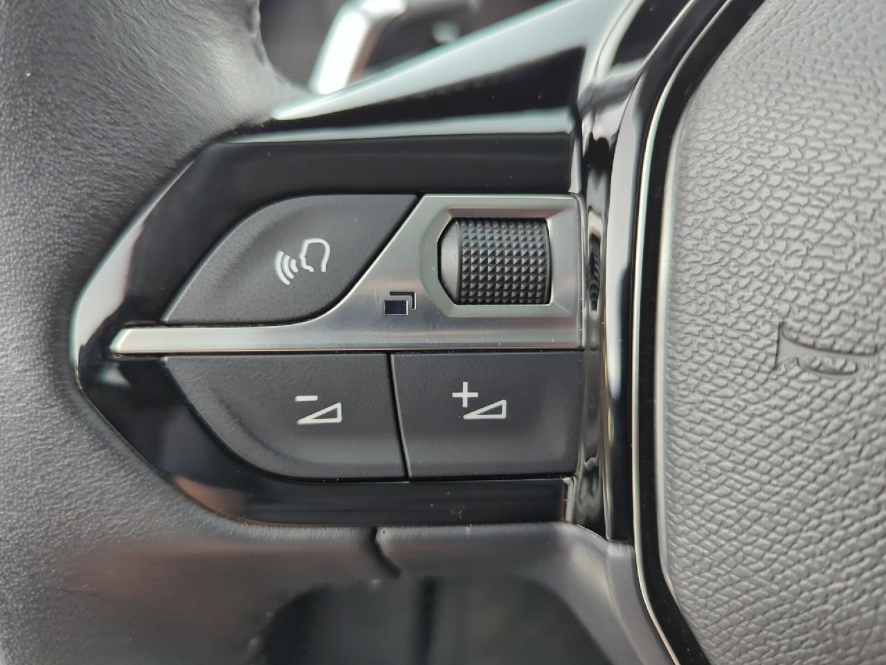 Peugeot 2008 puretech 130 s&s eat8 allure pack — photo 26