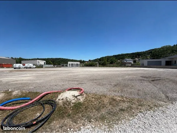 Terrain Constructible de 1300 m² en zone artisanale-Colombier Fontaine