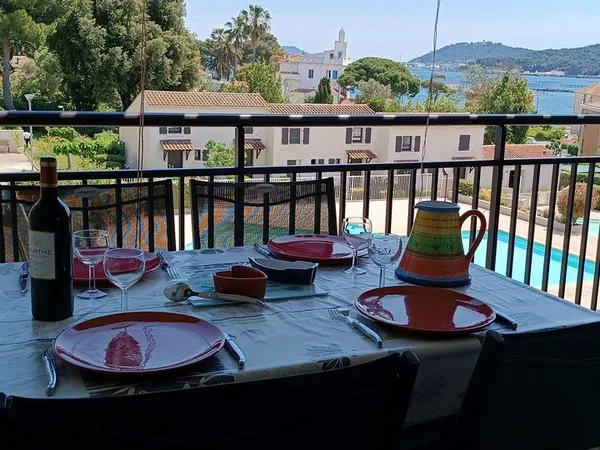 TAMARIS VAR très beau t2 vue mer clim piscine parking