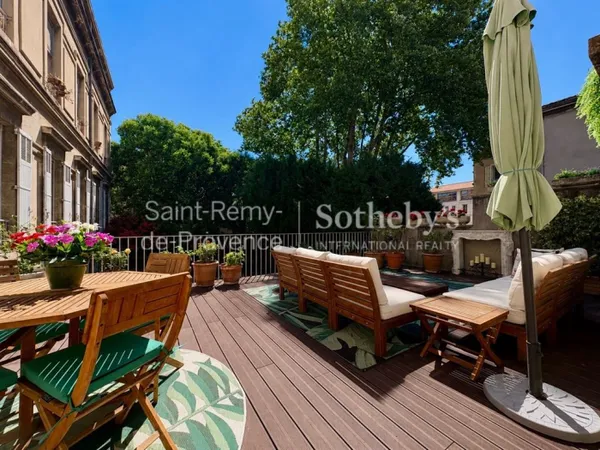 Appartement rénové avec terrasse et garage