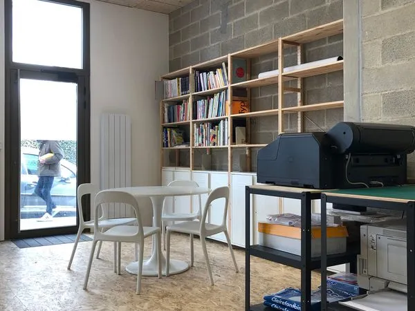 Poste de travail dans espace partagé sur rue calme Saint-Fargeau
