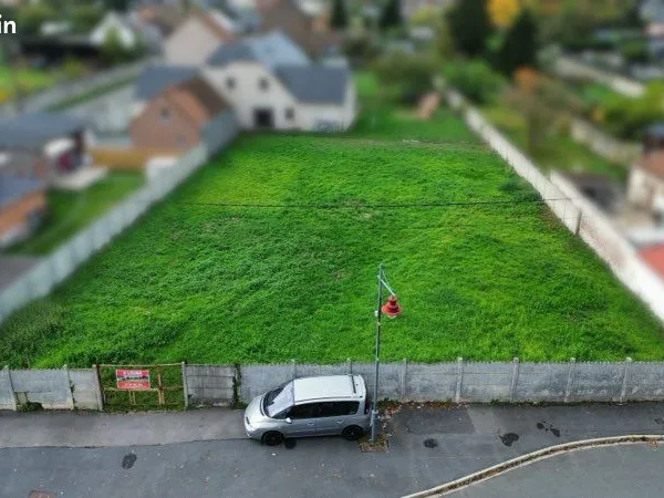 Terrain nu à louer / 1157m2 / 31m de façade / Axe principal de Vieux-Condé / disponible de suite