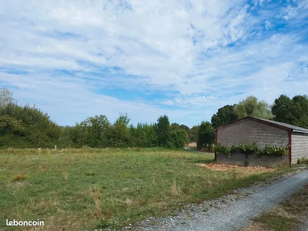 Terrain 1515 m² SAINT LAMBERT DU LATTAY