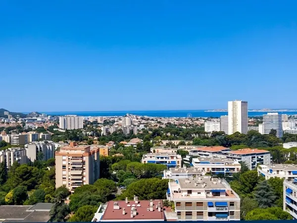 T3/T4 TRAVERSANT DE 87 M²  ALLÉE DES PINS– VUE PANORAMIQUE MER ET COLLINES – GRAND BALCON – CAVE