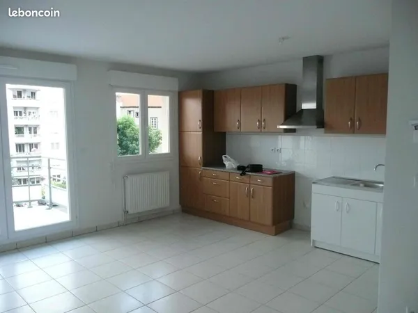 Loue T3 vide - 63m2 - Clermont Fd - récent - calme - sécurisé - parking - terrasse - proche tramway