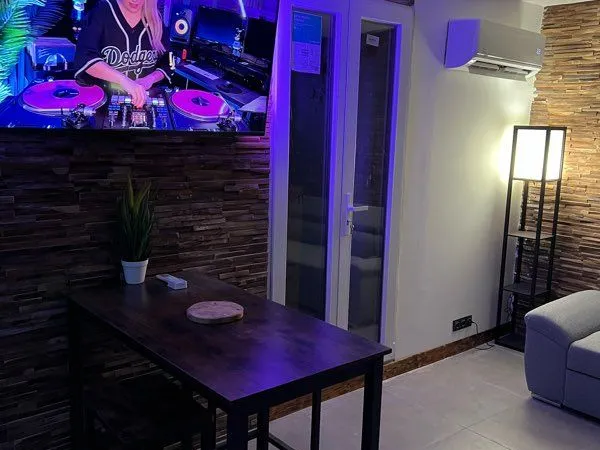 à louer - studio meublé / internet , électricité, eau compris