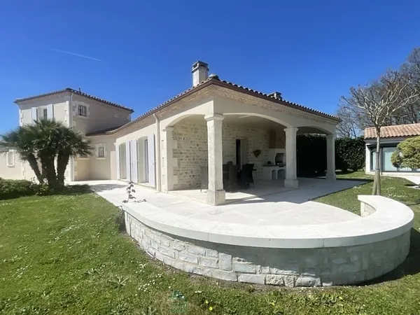 Maison et villa de prestige Vente Barbezieux-Saint-Hilaire 9p 290m² 599700€