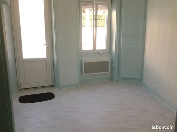 A louer a La Clayette 71 petit appartement T 2 avec cave proximité centre