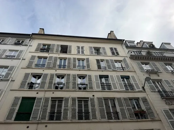Studette au pied de la Place de la République