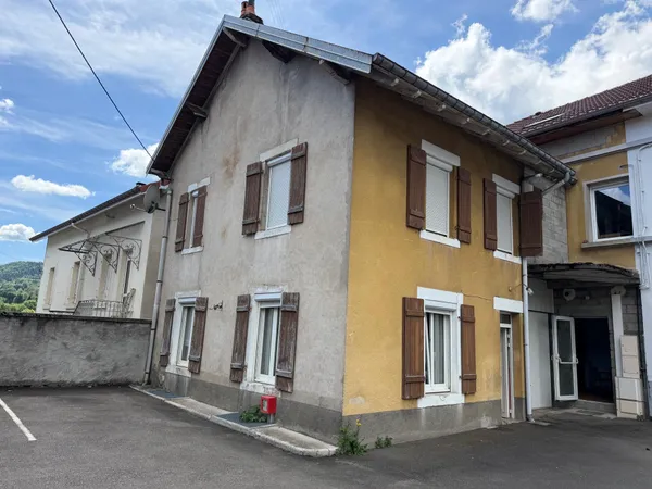 Maison de ville avec garage et stationnement à conforter.