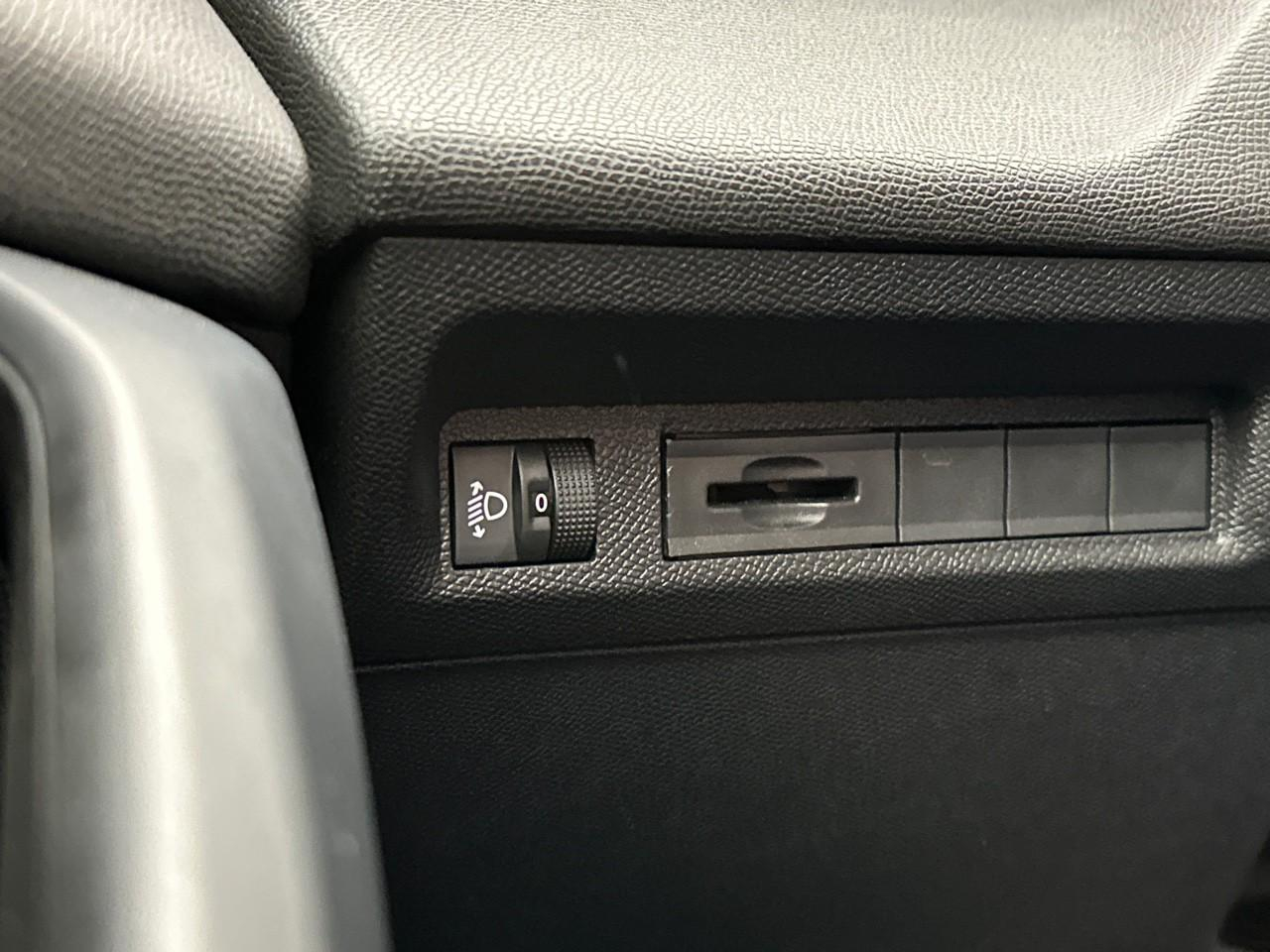 Peugeot 308 hybrid 145 e-dcs6 allure — photo 17
