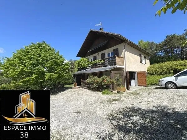 Maison avec vue sur 1390 m² de terrain.