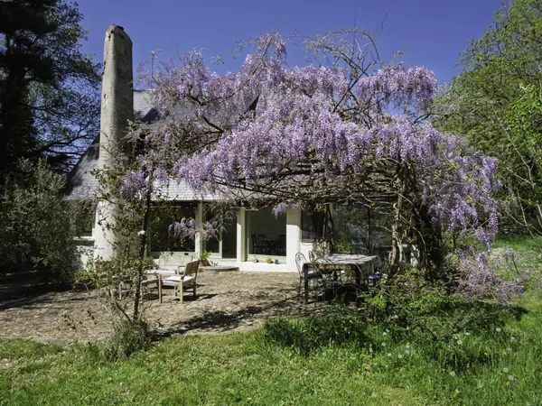 Magnifique maison d'architecte avec 2 gîtes et une piscine, située sur un terrain de 2,6 hectares.