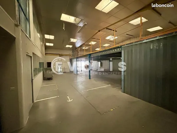 Local d'activité 618 m²
