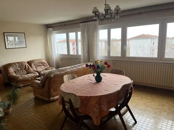 Ensoleillement et Luminosité assurés pour cet appartement T4 transformé en T3