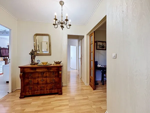 RARE AVIGNON INTRA MUROS - T5 de 111 m² avec double garage de 33 m².
