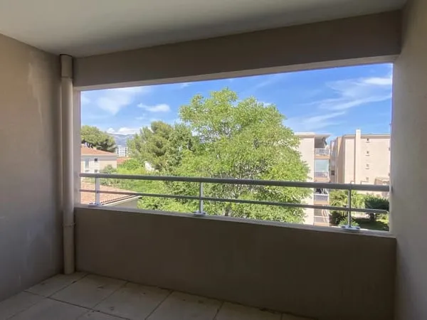 Bel appartement non meublé au calme avec extérieur avec box fermé