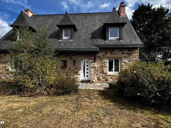 Maison bretonne façade granitique avec véranda et grand terrain