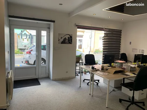 Au coeur de Nozay Local commercial ou bureaux / location commerce avec vitrine