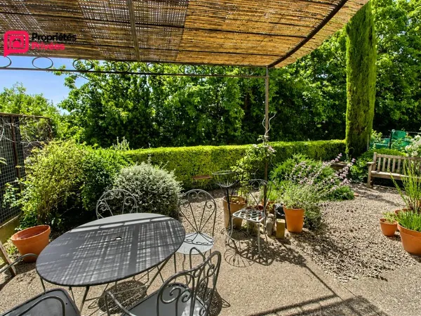 UZES 5 minutes à pied de la place aux herbes, 86m² 3 chambres garage place de parking et jardin de 5