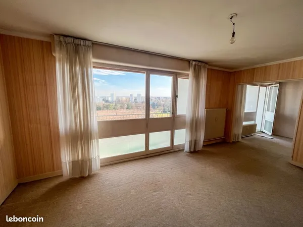T4 traversant 79 m², 7ème étage avec vue dégagée, balcon-loggia et place de parking