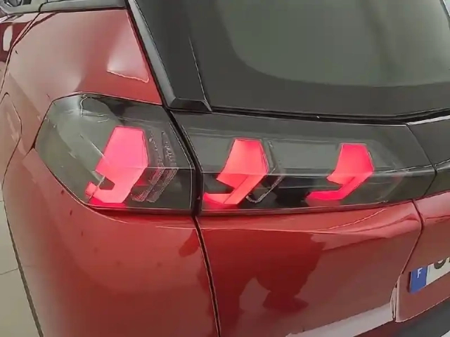 Peugeot 2008 puretech 130 s&amp;s bvm6 — photo 17